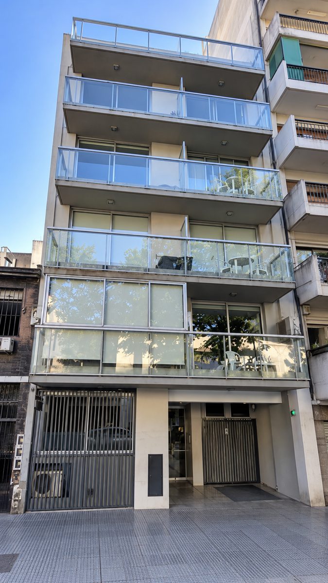 Frente de un edificio de departamentos con balcones